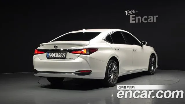 Lexus ES 2023