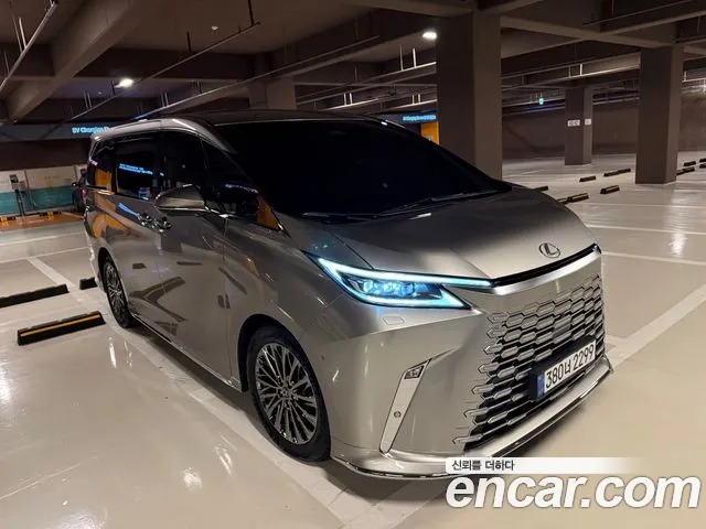 Lexus LM 2025