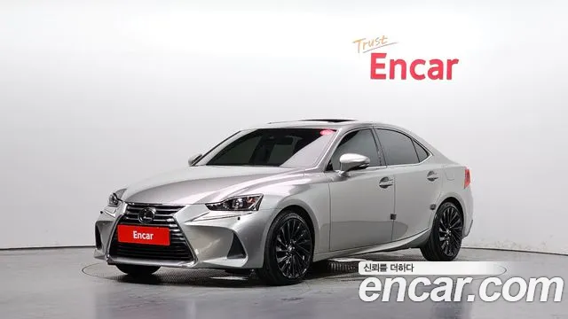Lexus IS 2019