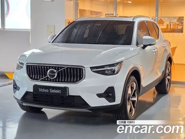 Volvo XC40 2025